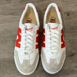 Warrior Unisex Volleyball Shoes, EUC